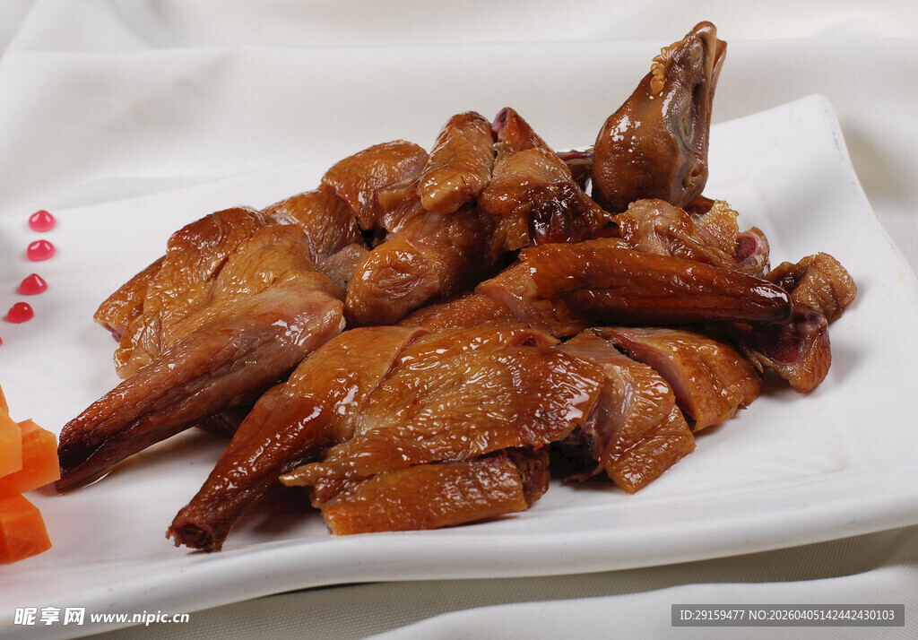美味卤制乳鸽