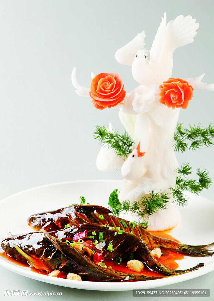 精美摆盘的特色风味小鱼