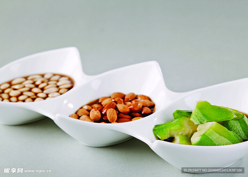 多样美味坚果与蔬果拼盘