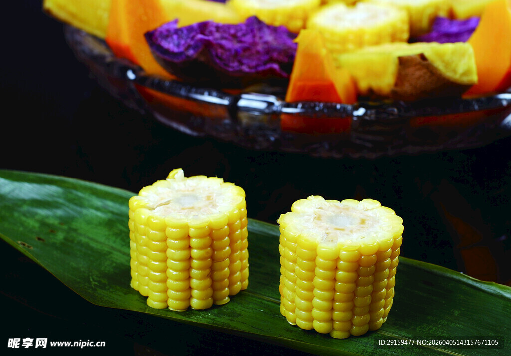 新鲜玉米与多彩蔬果拼盘