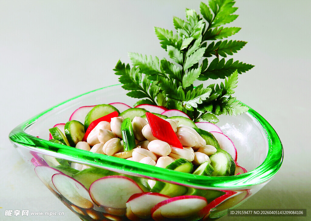 玻璃碗中的多彩蔬菜沙拉