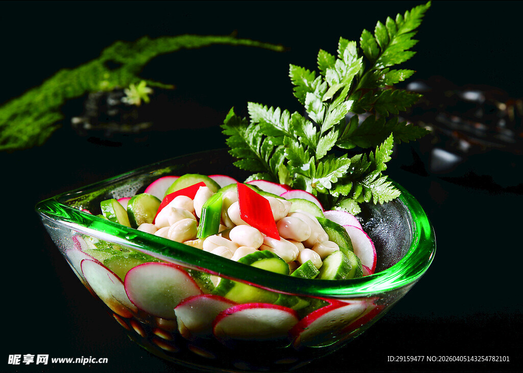 多彩蔬菜沙拉摆放在玻璃碗中