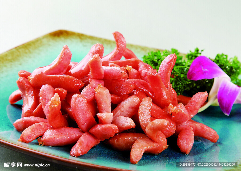 美味海锥摆放在精致盘中