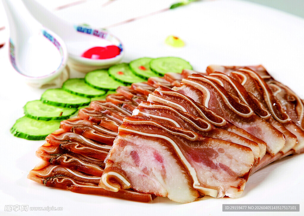 美味酱牛肉配清爽黄瓜