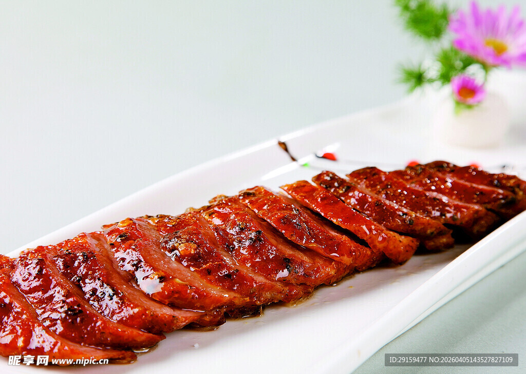 美味切片烤鸭摆于盘中