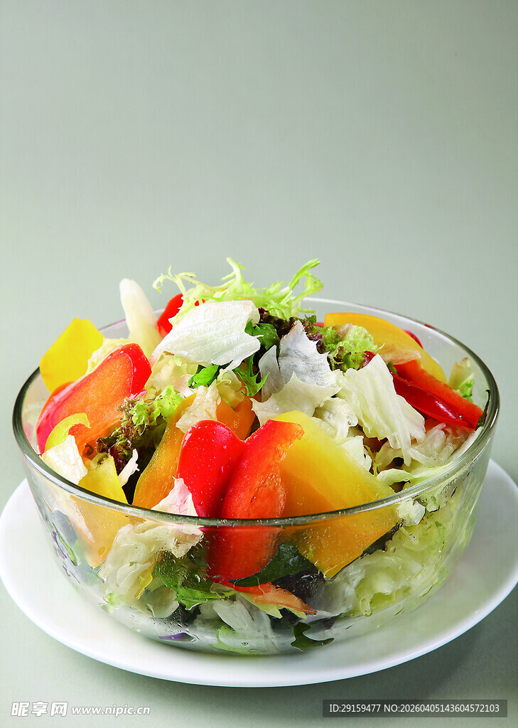 多彩蔬果沙拉摆于玻璃碗中