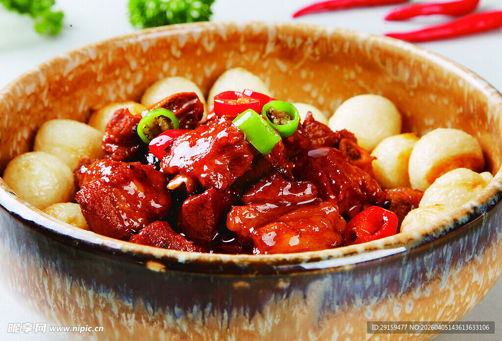 红烧牛肉配鹌鹑蛋美食