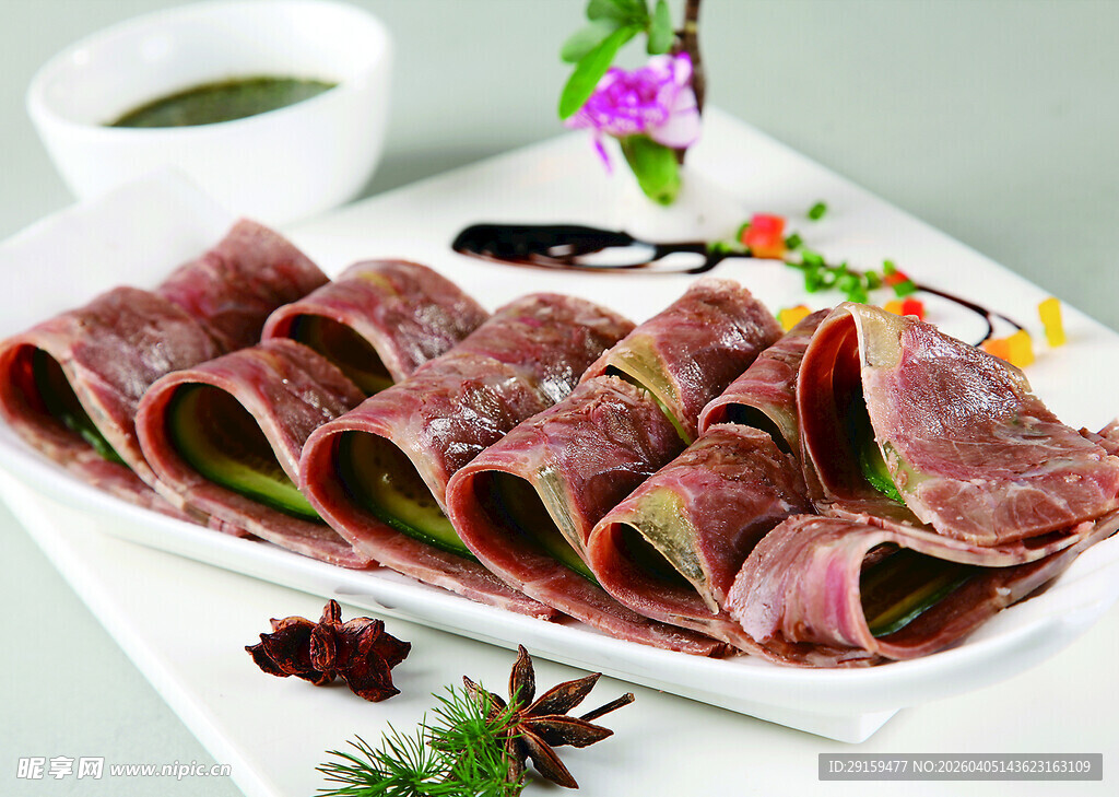 精致摆盘的美味牛肉卷