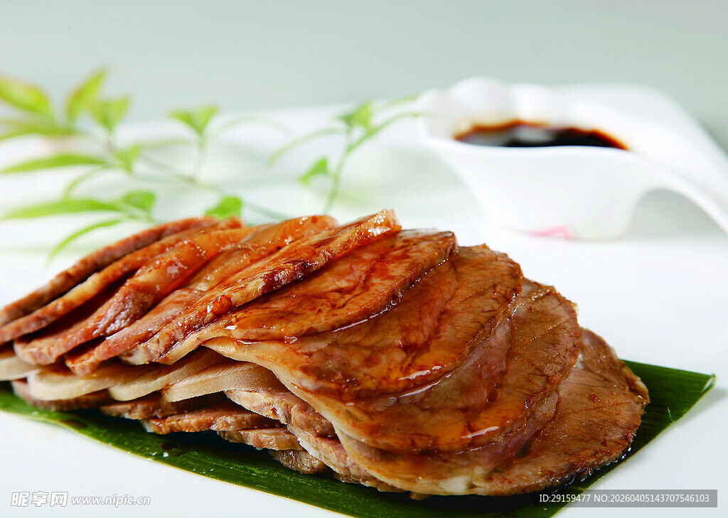 美味切片烤鸭配蘸料