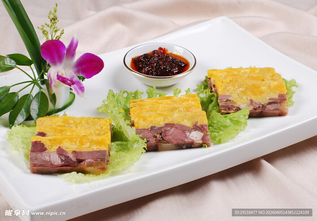 美味牛肉卷配特色蘸料