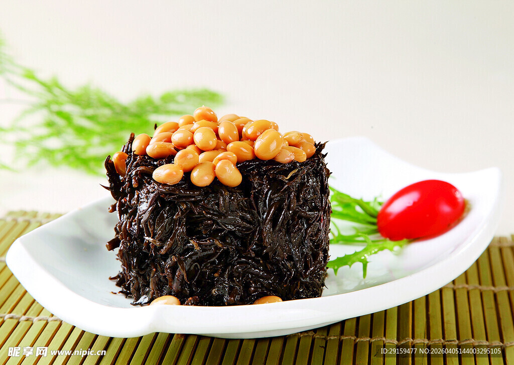 黑糯米糕配坚果与樱桃