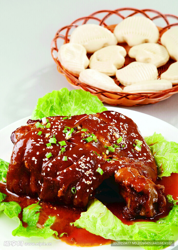 红烧排骨搭配美味包子