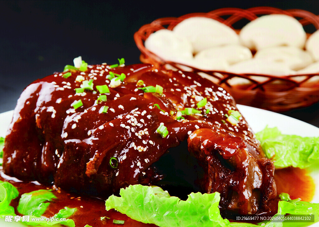 红烧肘子配生菜与面食