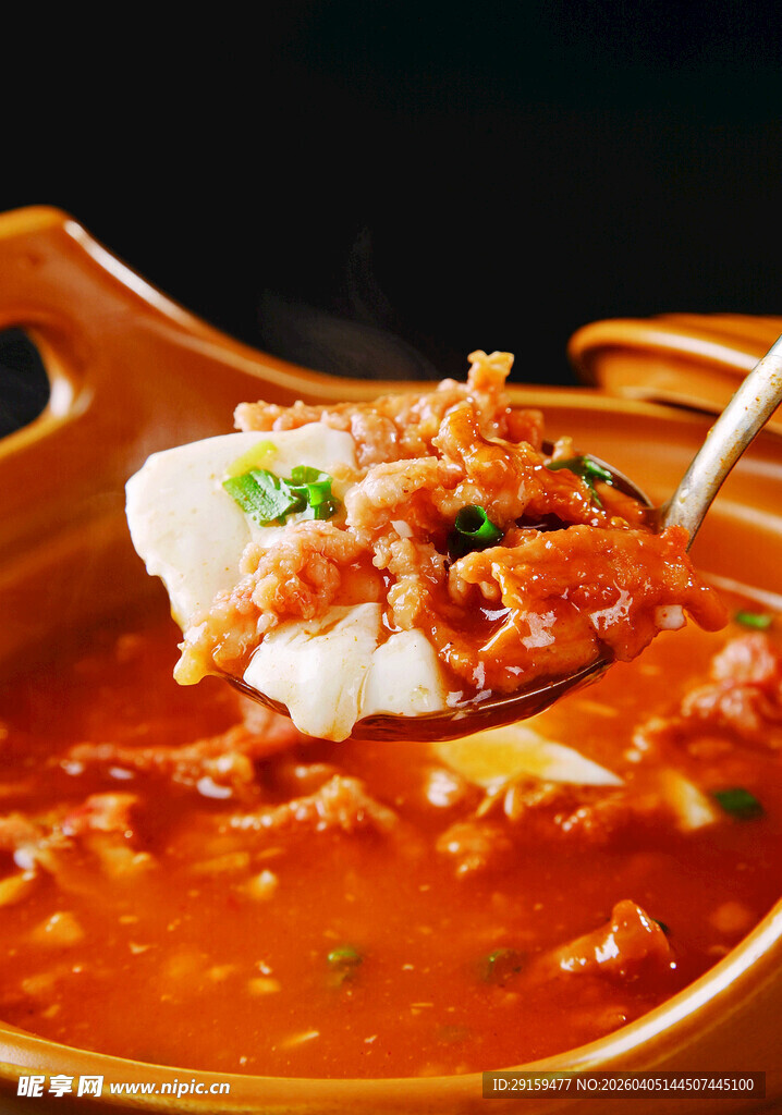 美味韩式泡菜汤舀起瞬间