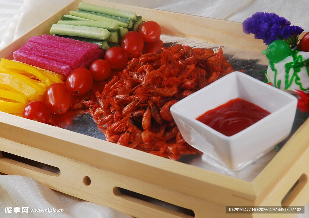 美味卤味拼盘配多彩蔬菜