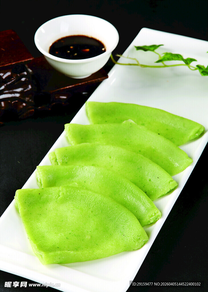 翡翠饺子摆于盘