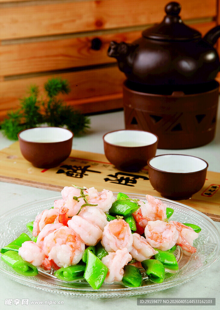 虾仁摆盘配茶具中式美食