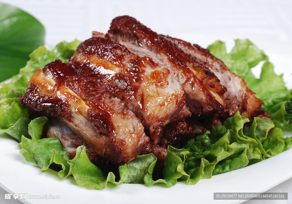 美味烤排骨配新鲜生菜