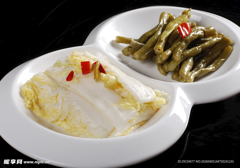 两盘特色腌菜摆拍