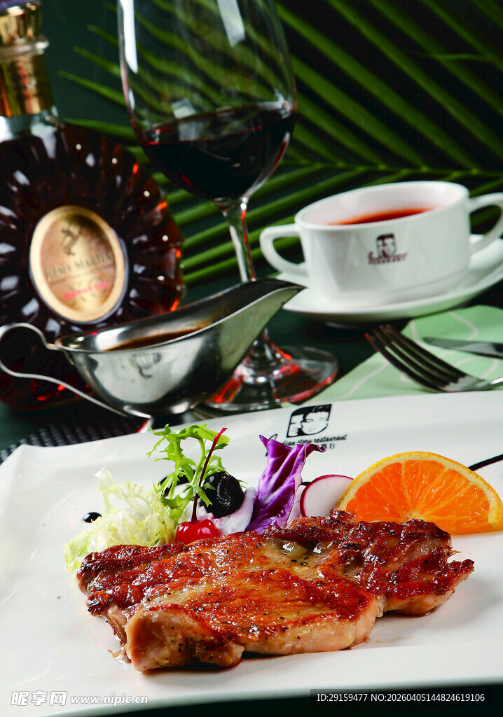 美味西餐摆盘与红酒搭配