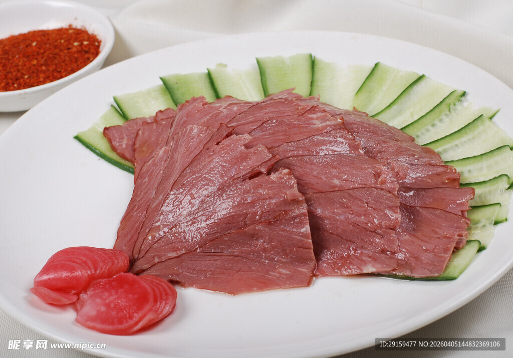 鲜切牛肉配黄瓜与蘸料