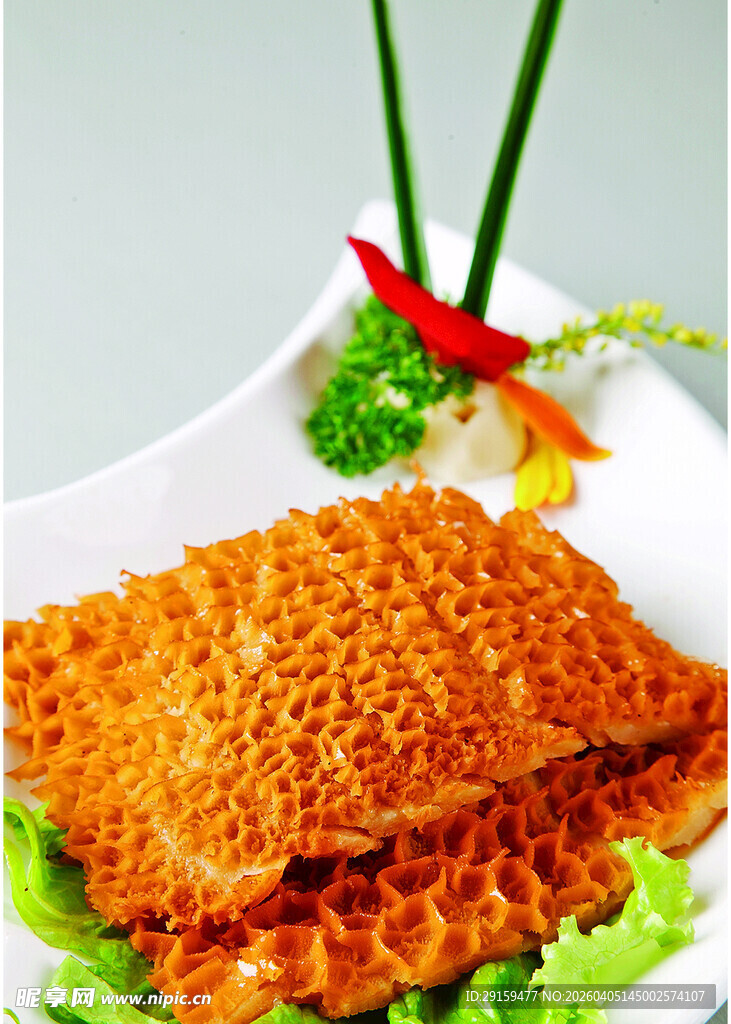 香酥美味炸物摆于盘中