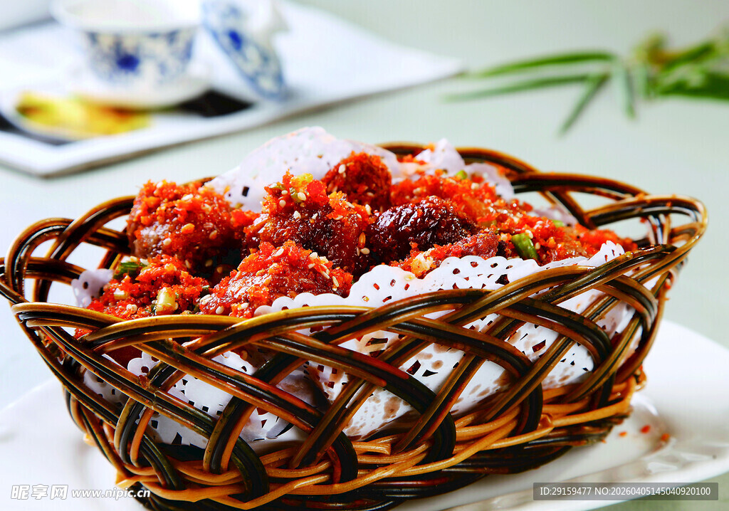 美味小龙虾置于编织篮中