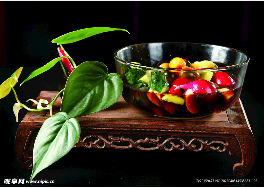 玻璃碗中的多彩果蔬拼盘