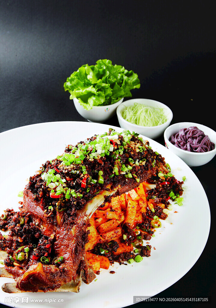 美味牛排配多彩配菜