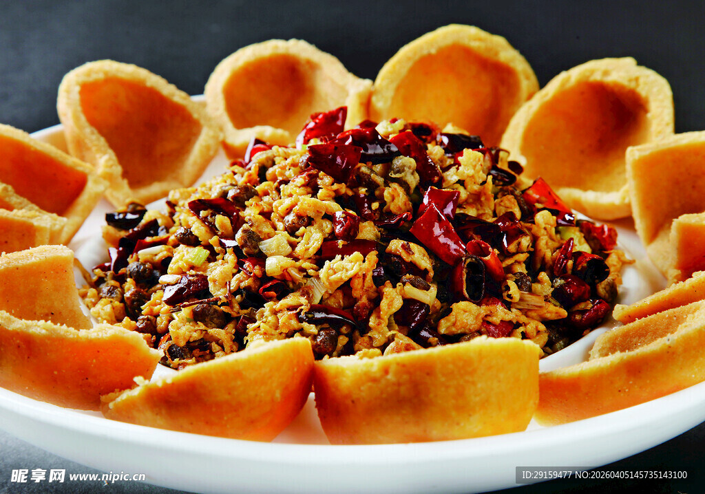 金黄锅巴配香辣炒肉