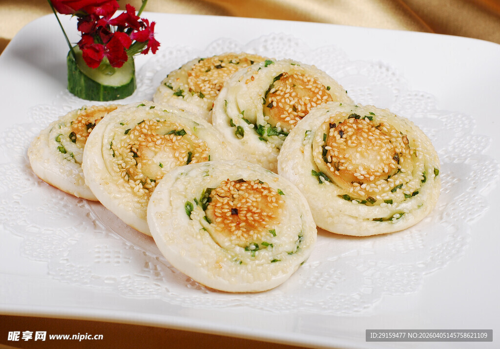 香酥葱花饼摆放在盘中