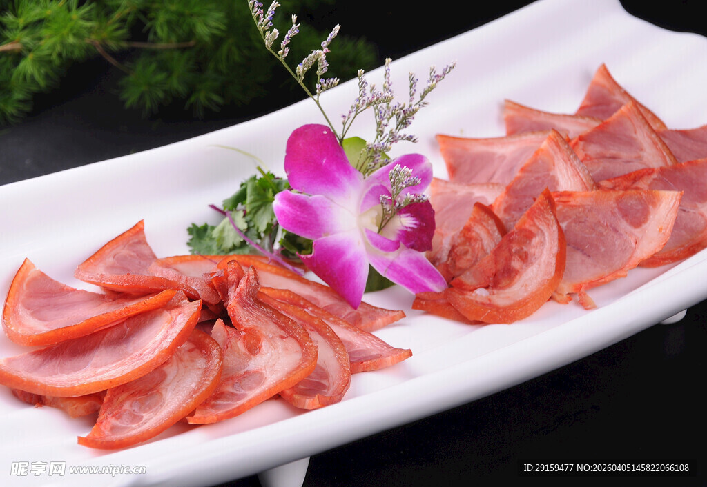 精致摆盘的美味卤猪耳