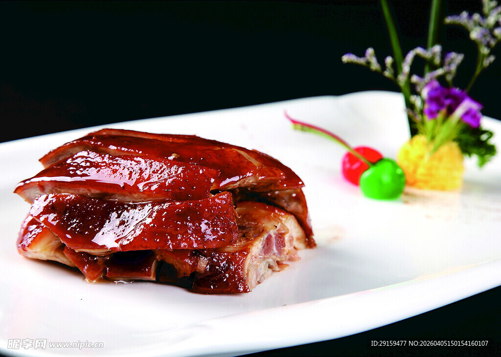 美味酱鸭摆于精致盘中