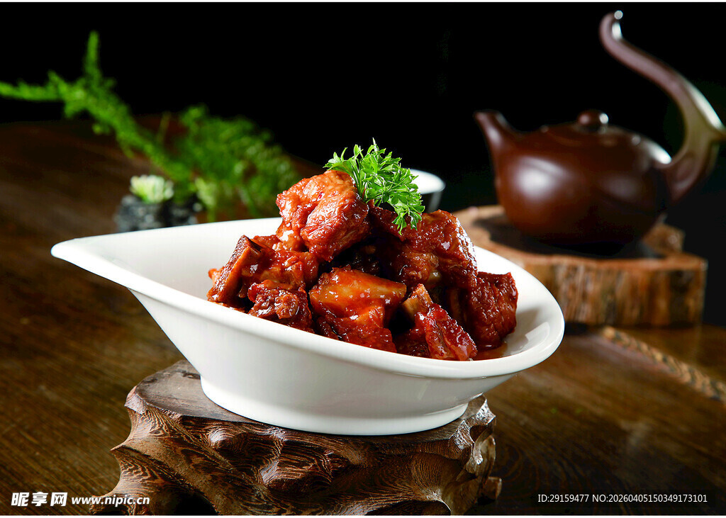 美味红烧鸡块摆于白碗中
