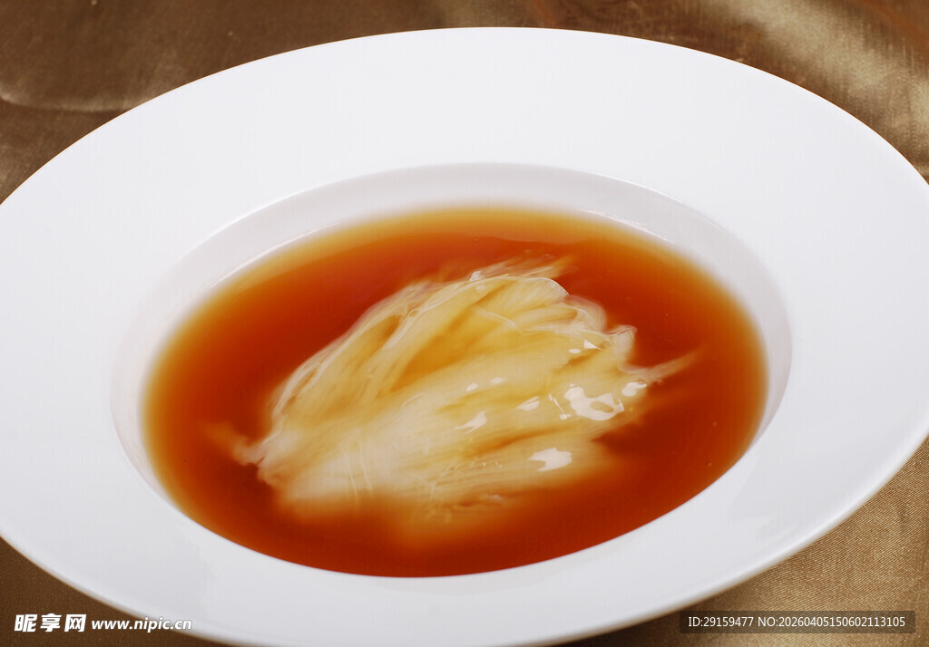 白瓷碗中的红汤玉色食材