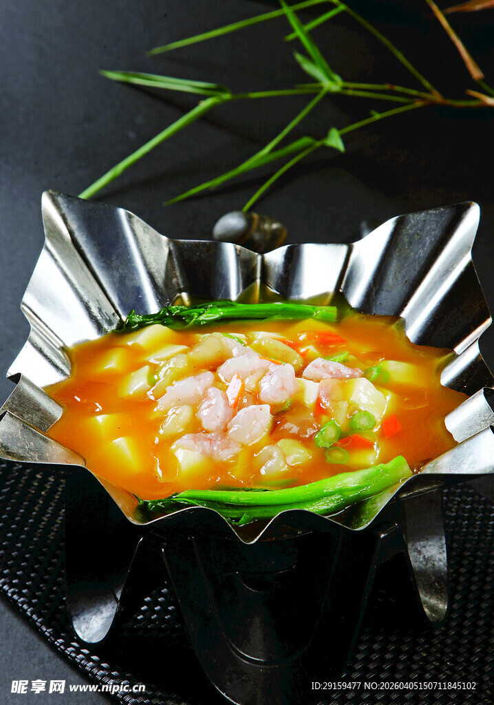 创意摆盘的虾仁蔬菜料理