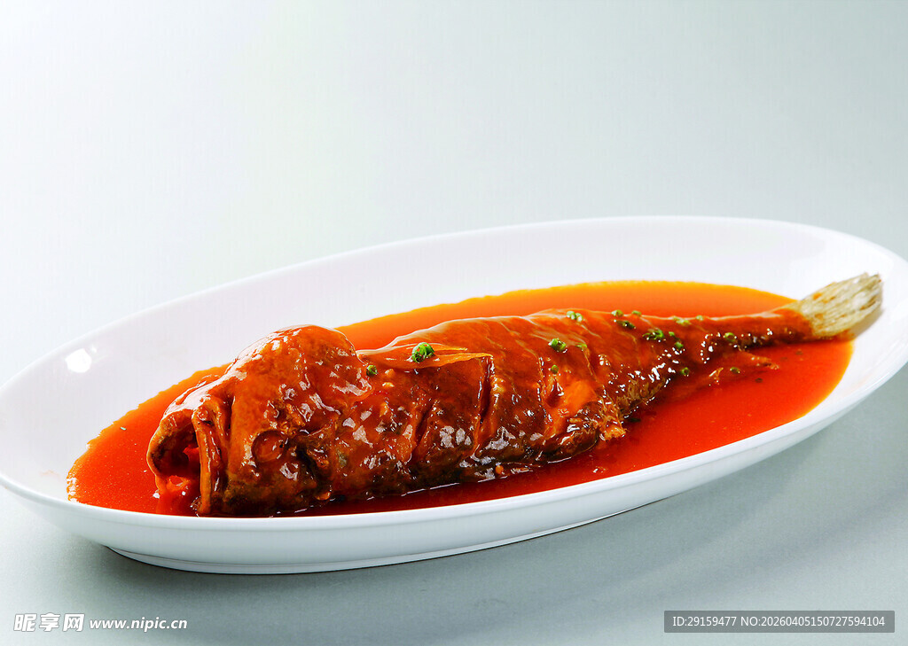 红烧鱼摆放在白盘内