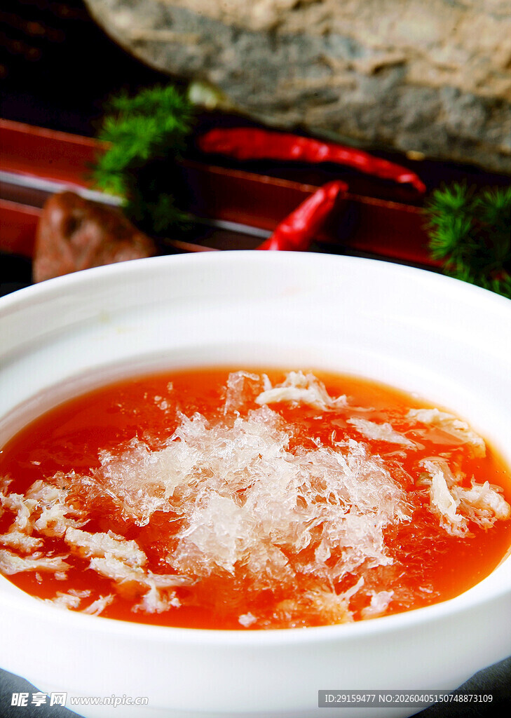 美味番茄汤撒上芝士粉