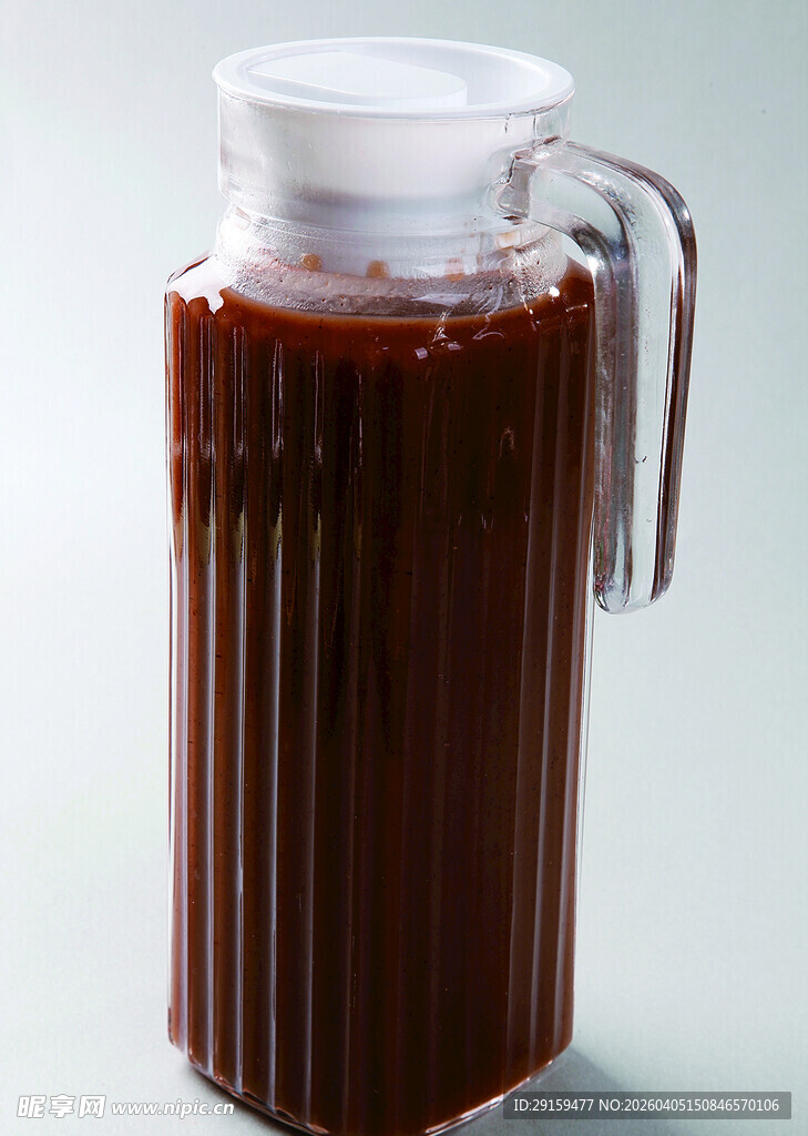 玻璃壶装的深红色液体