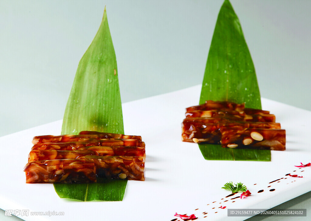 绿叶托衬的美味酱排骨