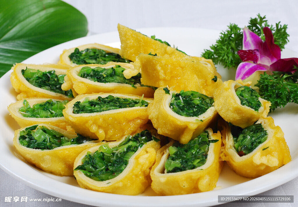 翡翠蛋卷摆盘中式美食