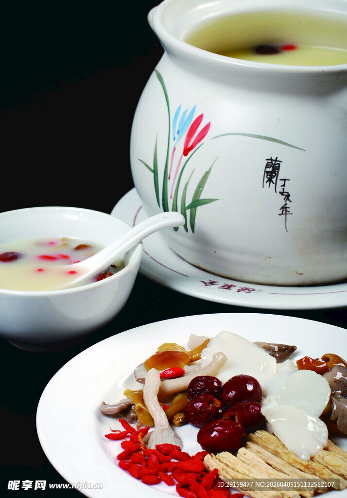 中式养生汤品与滋补食材