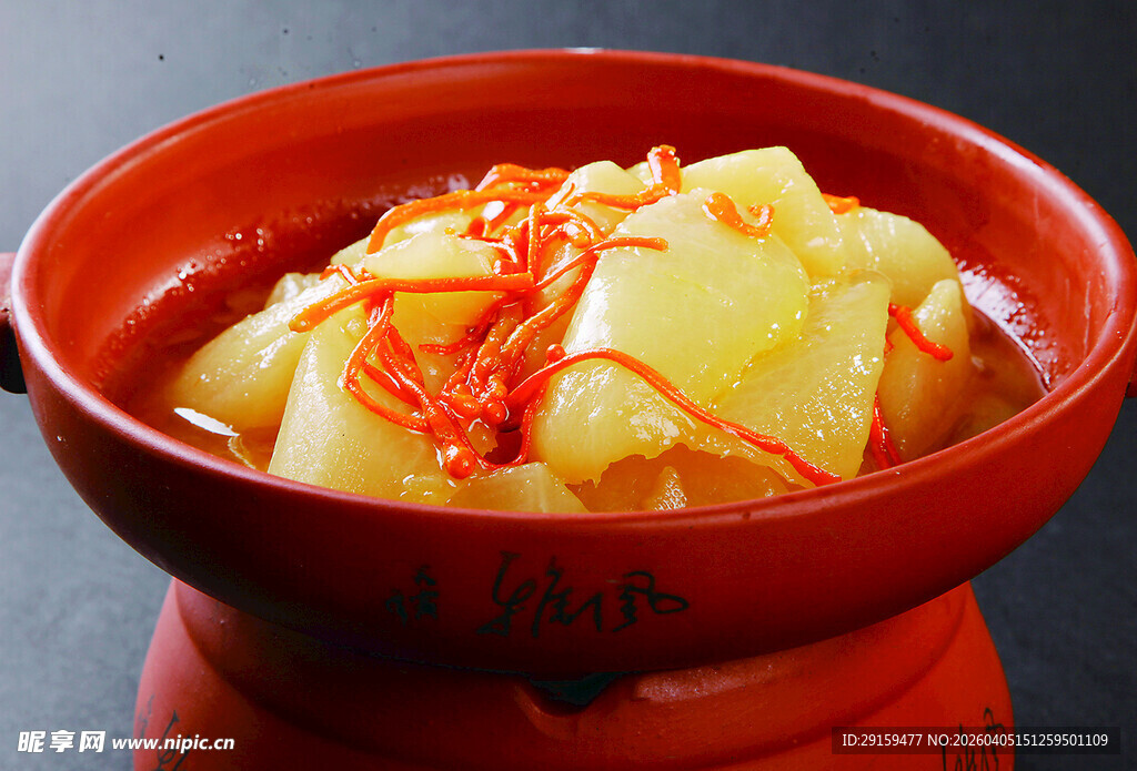 红碗盛载的美味土豆菜肴