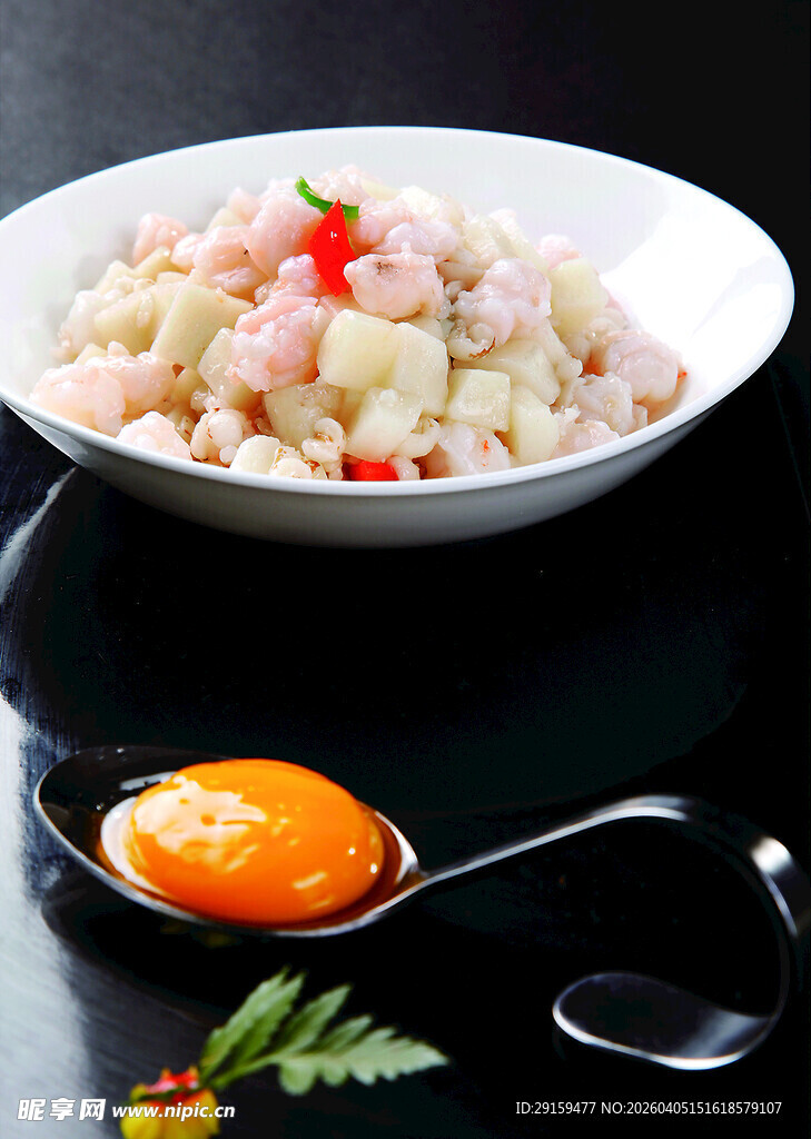 美味虾仁炒饭搭配溏心蛋