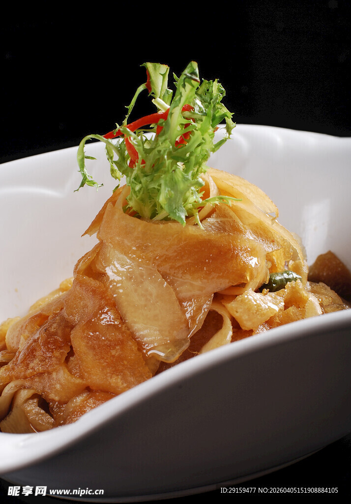 美味炒面配香脆肉片