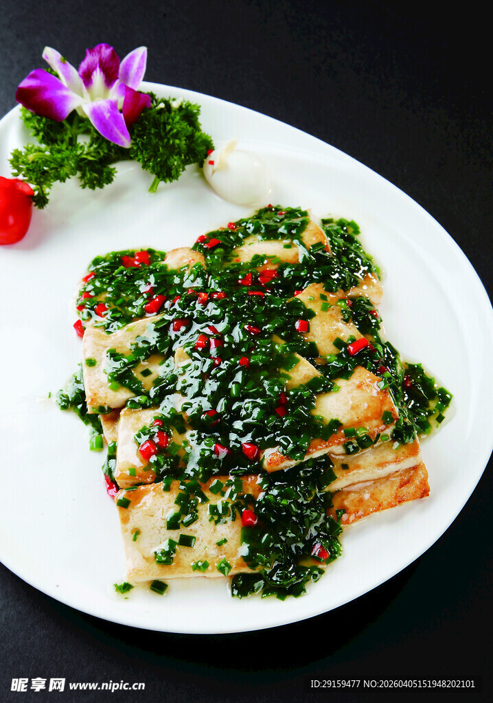 香煎鱼配翠绿酱料