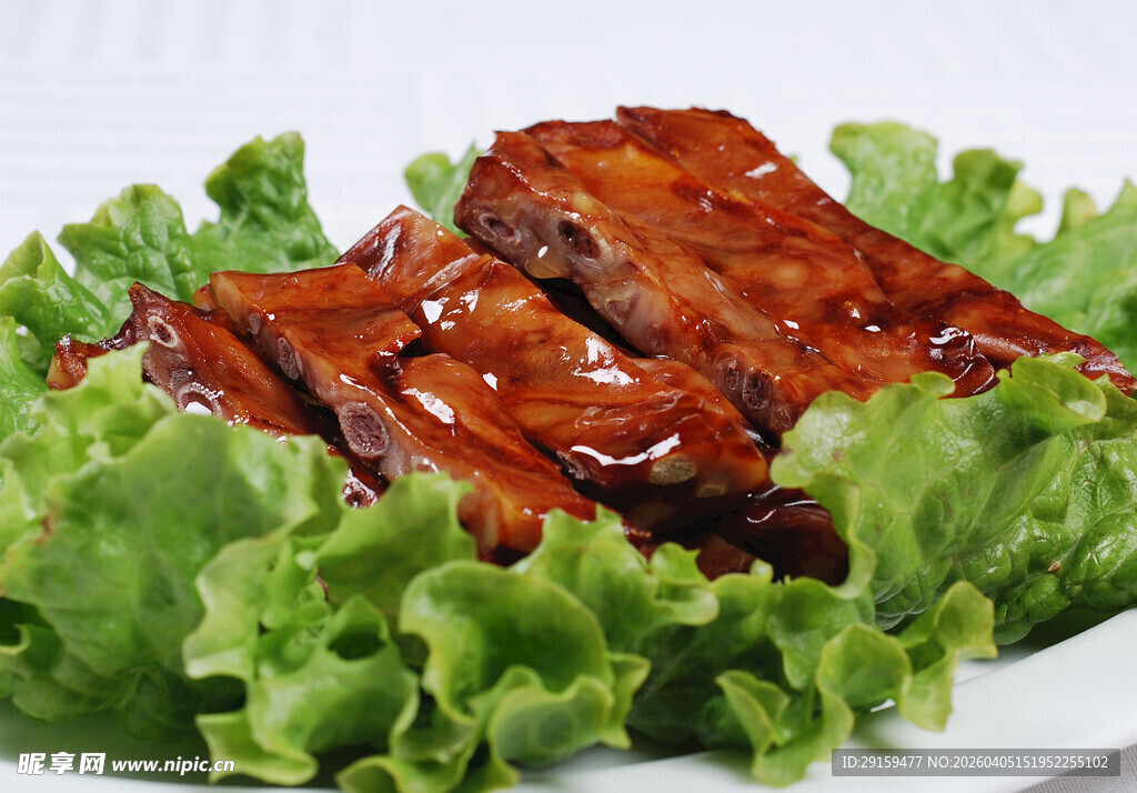 美味红烧排骨配生菜