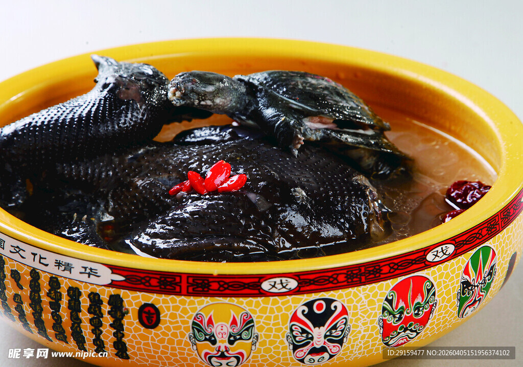 黄碗盛煮黑乌鸡
