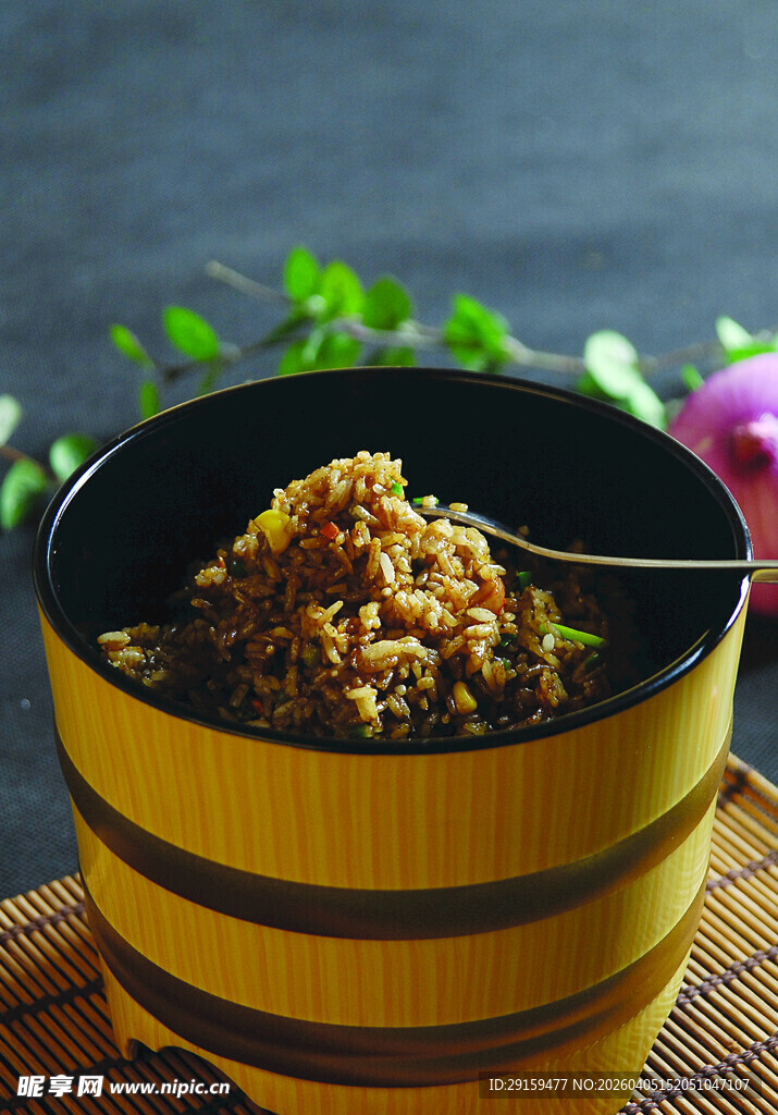 黄碗中的美味杂粮饭