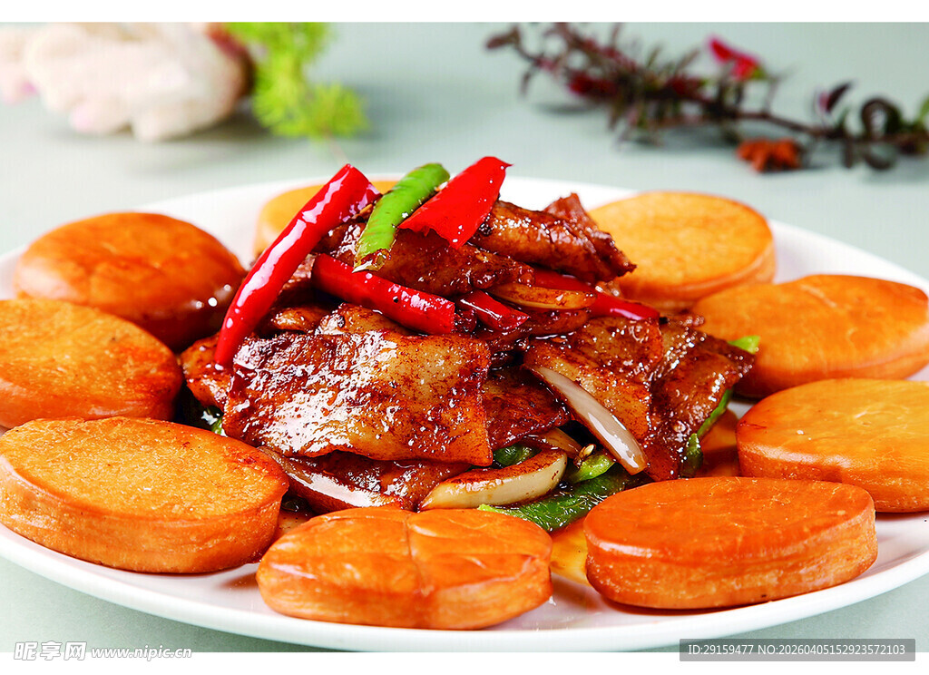 香辣肉块配饼诱人美食